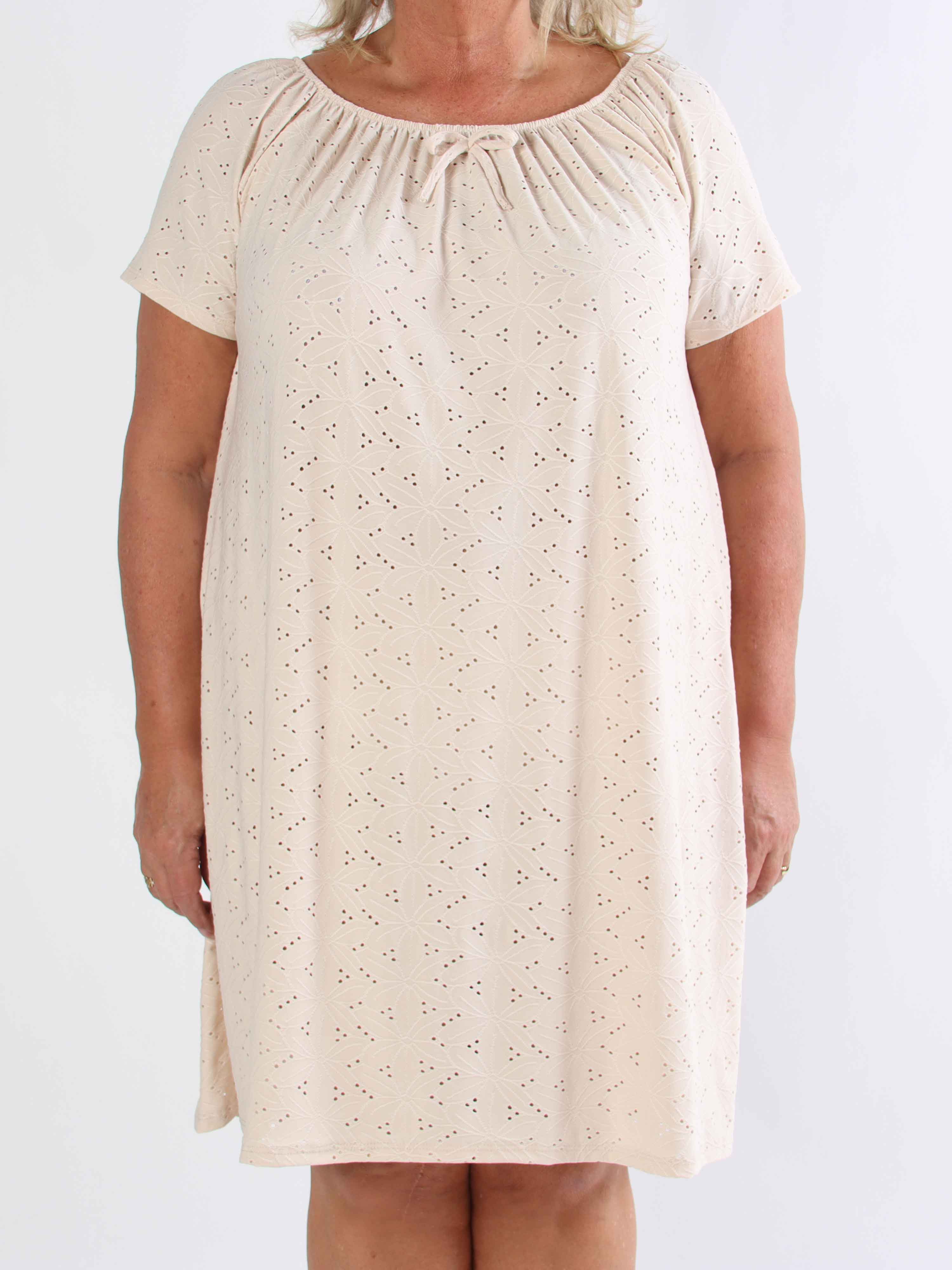 Aliz - Sød blød plus size kjole med broderie anglaise